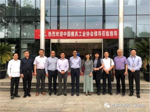 中國模協(xié)企業(yè)家代表與寶利根公司領導合影 中國模協(xié)企業(yè)家代表與寶利根公司領導合影
