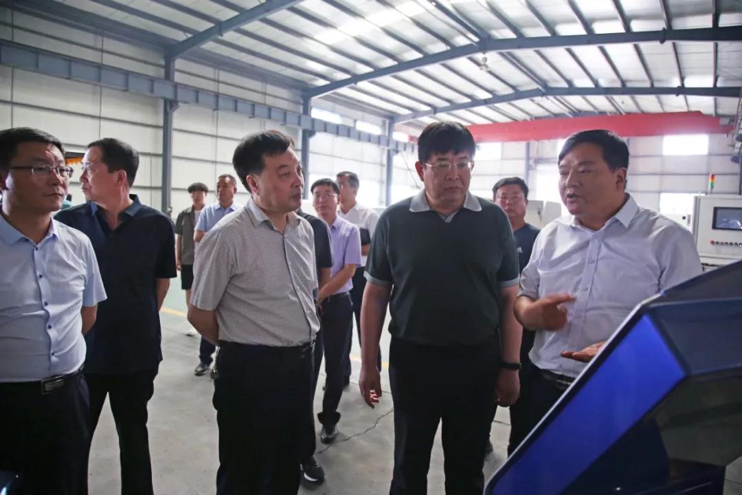 山東蘭陵政府縣長蒞臨華電數(shù)控參觀考察 山東蘭陵政府縣長蒞臨華電數(shù)控參觀考察