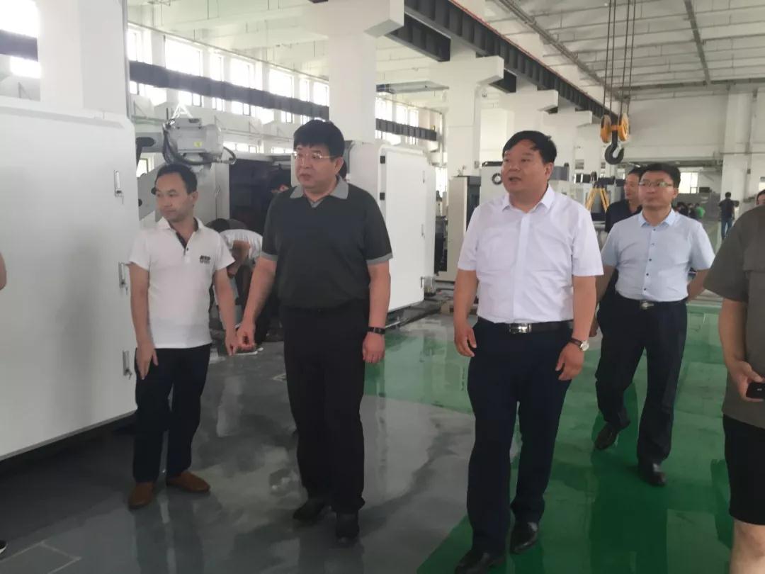 山東蘭陵政府縣長蒞臨華電數(shù)控參觀考察 山東蘭陵政府縣長蒞臨華電數(shù)控參觀考察