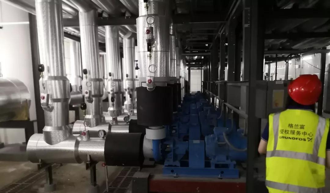 格蘭富工作人員現(xiàn)場檢查設(shè)備 格蘭富工作人員現(xiàn)場檢查設(shè)備