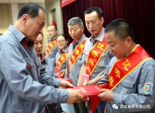 總經(jīng)理杜建文向張忠寧頒獎 總經(jīng)理杜建文向張忠寧頒獎