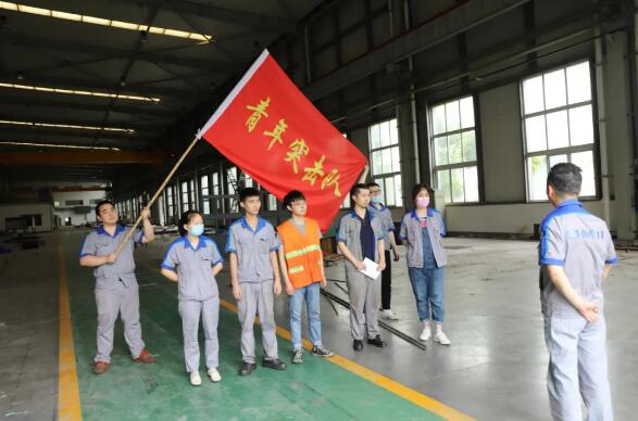 重慶機(jī)床集團(tuán):搶進(jìn)度 保目標(biāo)-團(tuán)員青年在一線突擊清理廠房 重慶機(jī)床集團(tuán):搶進(jìn)度 保目標(biāo)-團(tuán)員青年在一線突擊清理廠房