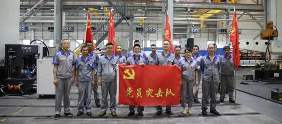 重慶機(jī)床集團(tuán):裝配二支部成立黨員突擊隊(duì)并舉行授旗儀式 重慶機(jī)床集團(tuán):裝配二支部成立黨員突擊隊(duì)并舉行授旗儀式