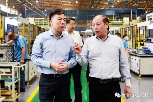 嚴(yán)鑒鉑董事長會(huì)見廣州數(shù)控董事長何敏佳 嚴(yán)鑒鉑董事長會(huì)見廣州數(shù)控董事長何敏佳
