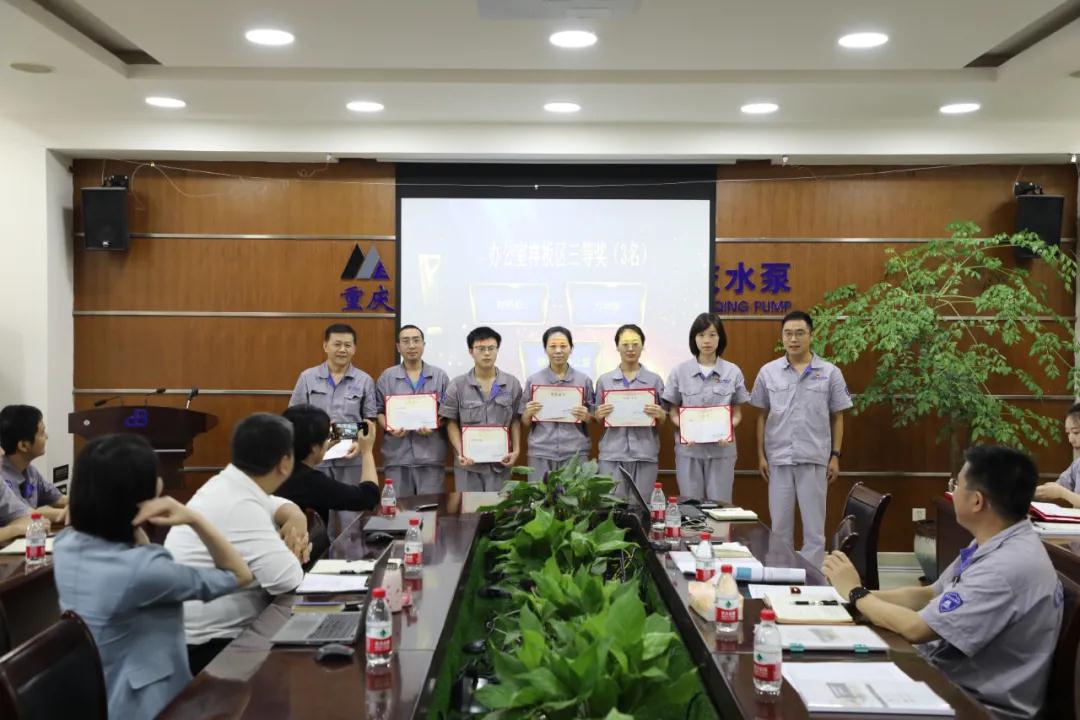 何智奎為獲得樣板區(qū)重塑活動(dòng)“三等獎(jiǎng)”的涂裝車間油漆區(qū)、容器車間容器小組、質(zhì)檢處外協(xié)組、財(cái)務(wù)處辦公室、力學(xué)室辦公室、儲(chǔ)運(yùn)處辦公室頒獎(jiǎng) 何智奎為獲得樣板區(qū)重塑活動(dòng)“三等獎(jiǎng)”的涂裝車間油漆區(qū)、容器車間容器小組、質(zhì)檢處外協(xié)組、財(cái)務(wù)處辦公室、力學(xué)室辦公室、儲(chǔ)運(yùn)處辦公室頒獎(jiǎng)