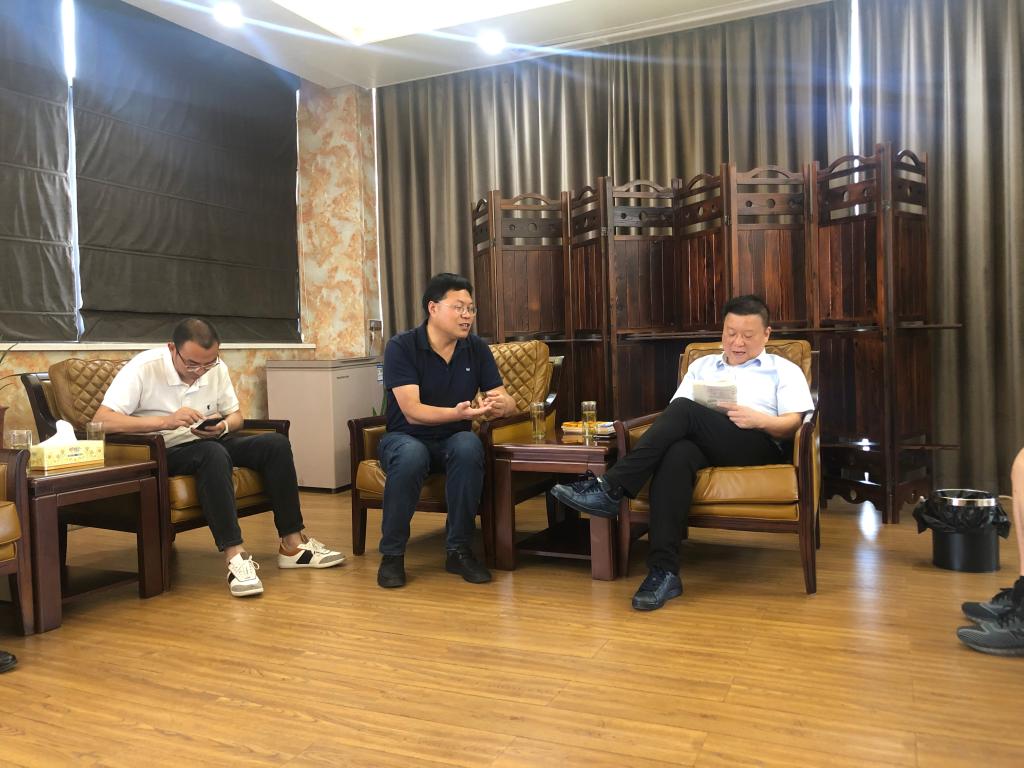 與亞龍董事長陳繼權(quán)座談交流 與亞龍董事長陳繼權(quán)座談交流