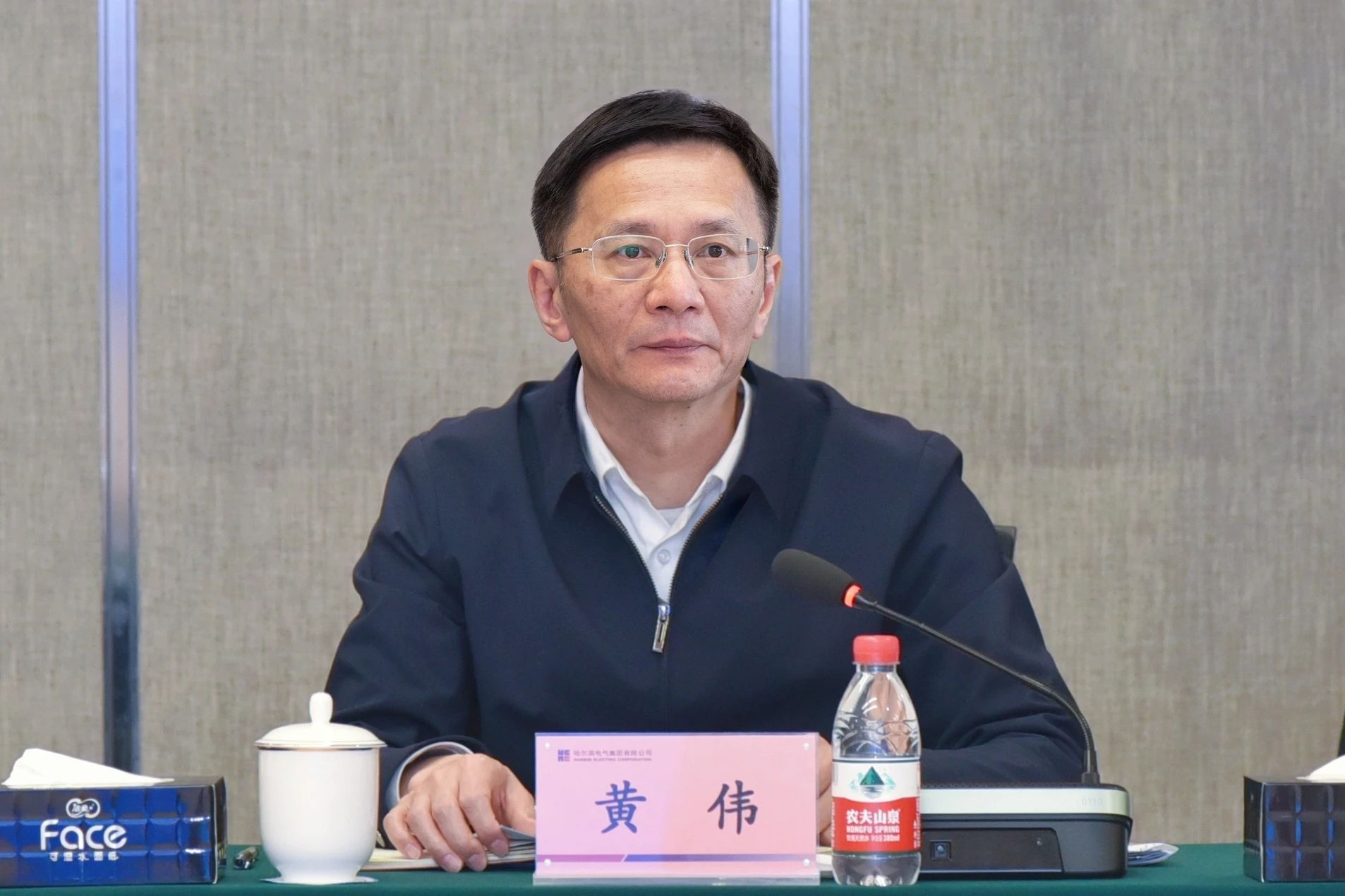 哈電集團(tuán)總經(jīng)理、黨委副書記黃偉作發(fā)言 哈電集團(tuán)總經(jīng)理、黨委副書記黃偉作發(fā)言