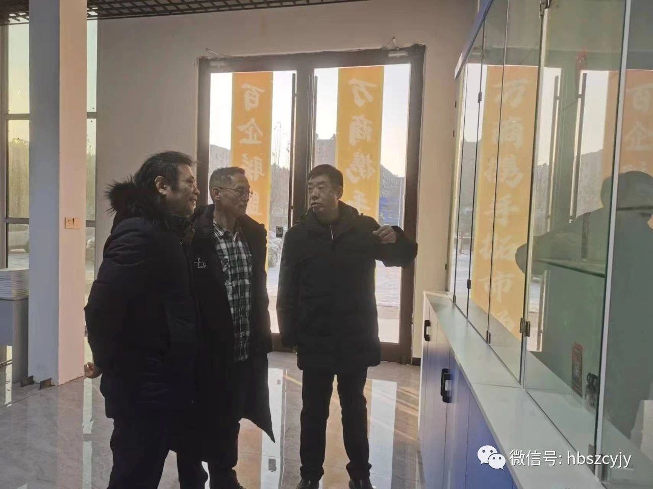 上圖為院長正在向教授介紹我院的研發(fā)成果 上圖為院長正在向教授介紹我院的研發(fā)成果
