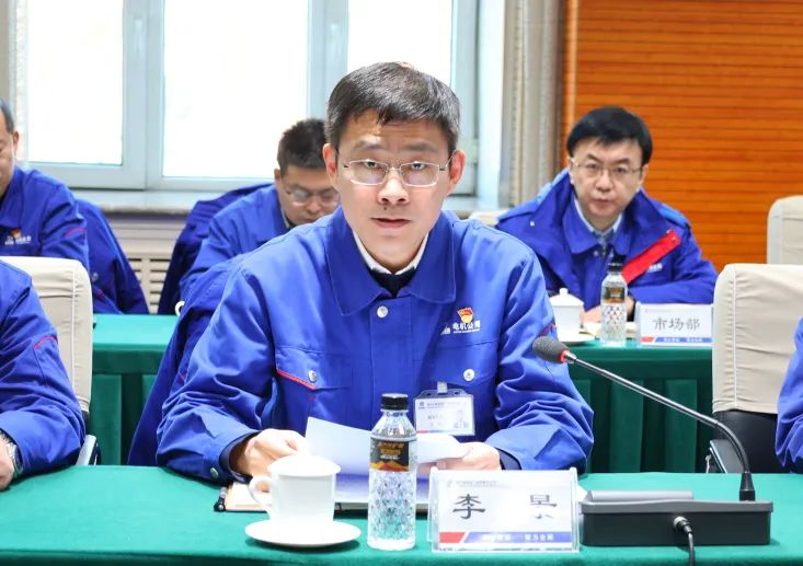 哈電電機(jī)副總經(jīng)理李景主持會(huì)議并作年度安全環(huán)保節(jié)能減排工作報(bào)告。 哈電電機(jī)副總經(jīng)理李景主持會(huì)議并作年度安全環(huán)保節(jié)能減排工作報(bào)告。