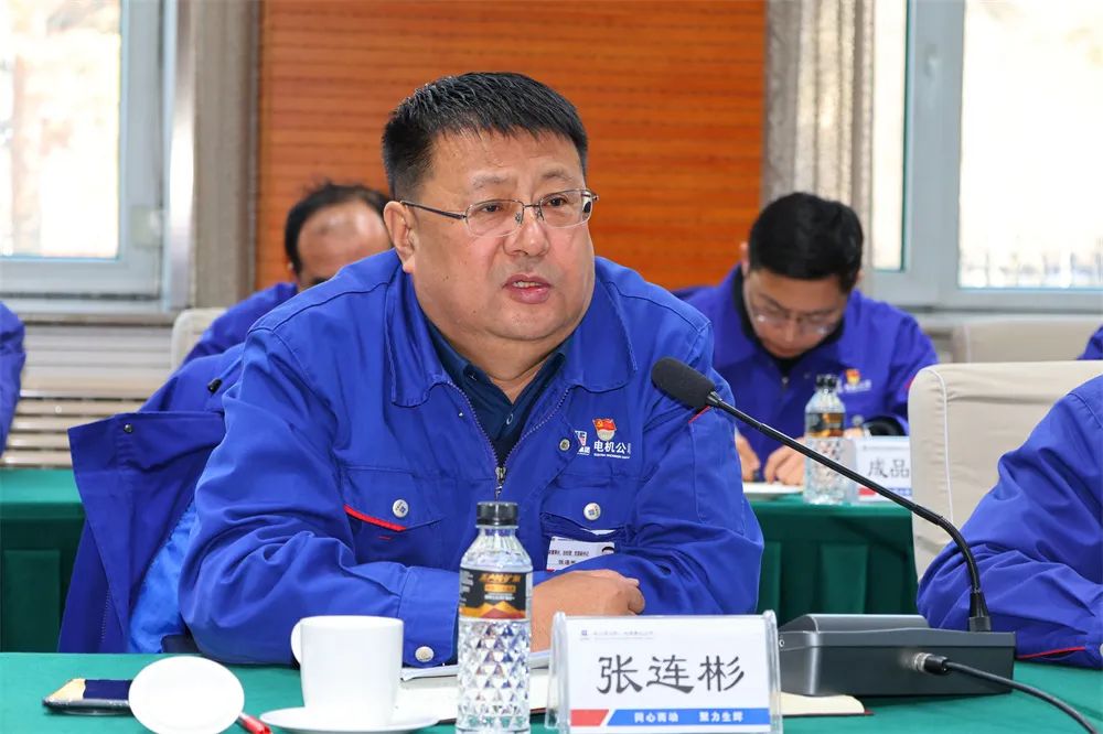 哈電電機(jī)黨委副書記、總經(jīng)理張連彬出席會(huì)議并講話。 哈電電機(jī)黨委副書記、總經(jīng)理張連彬出席會(huì)議并講話。