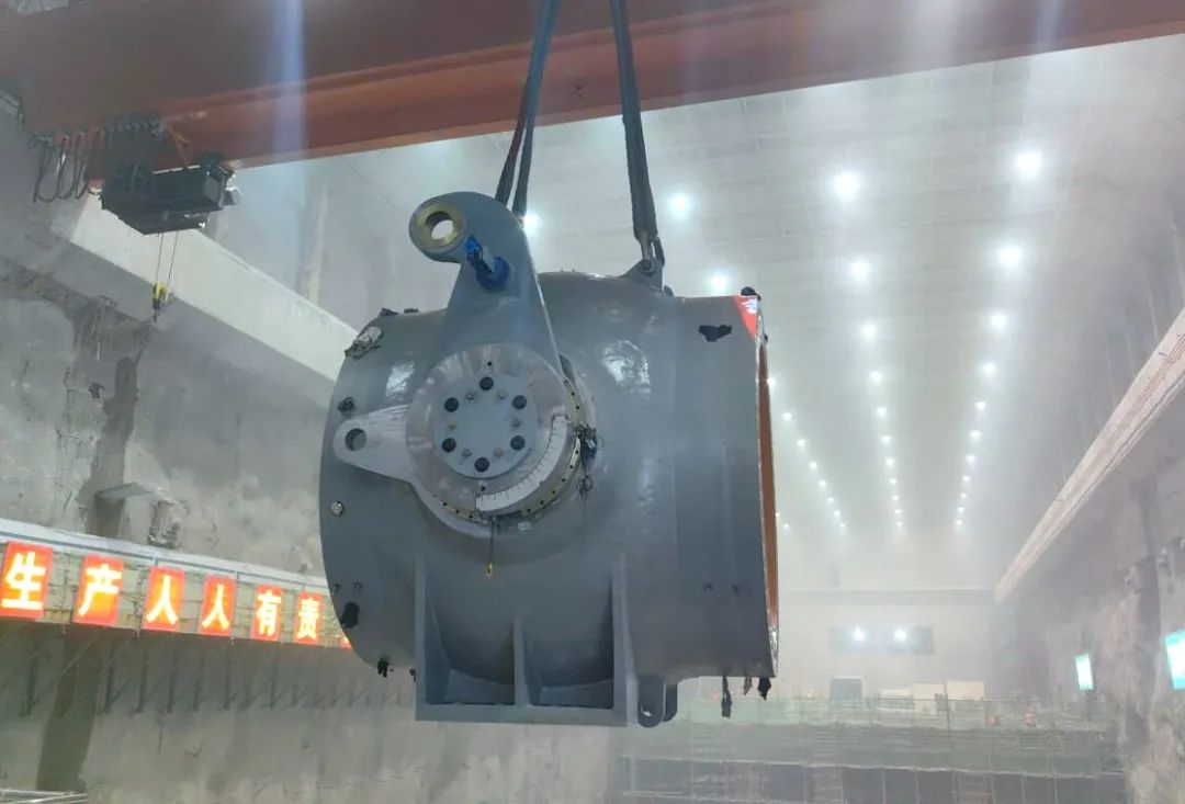 易縣抽水蓄能電站首臺機(jī)組進(jìn)水球閥吊裝就位 易縣抽水蓄能電站首臺機(jī)組進(jìn)水球閥吊裝就位