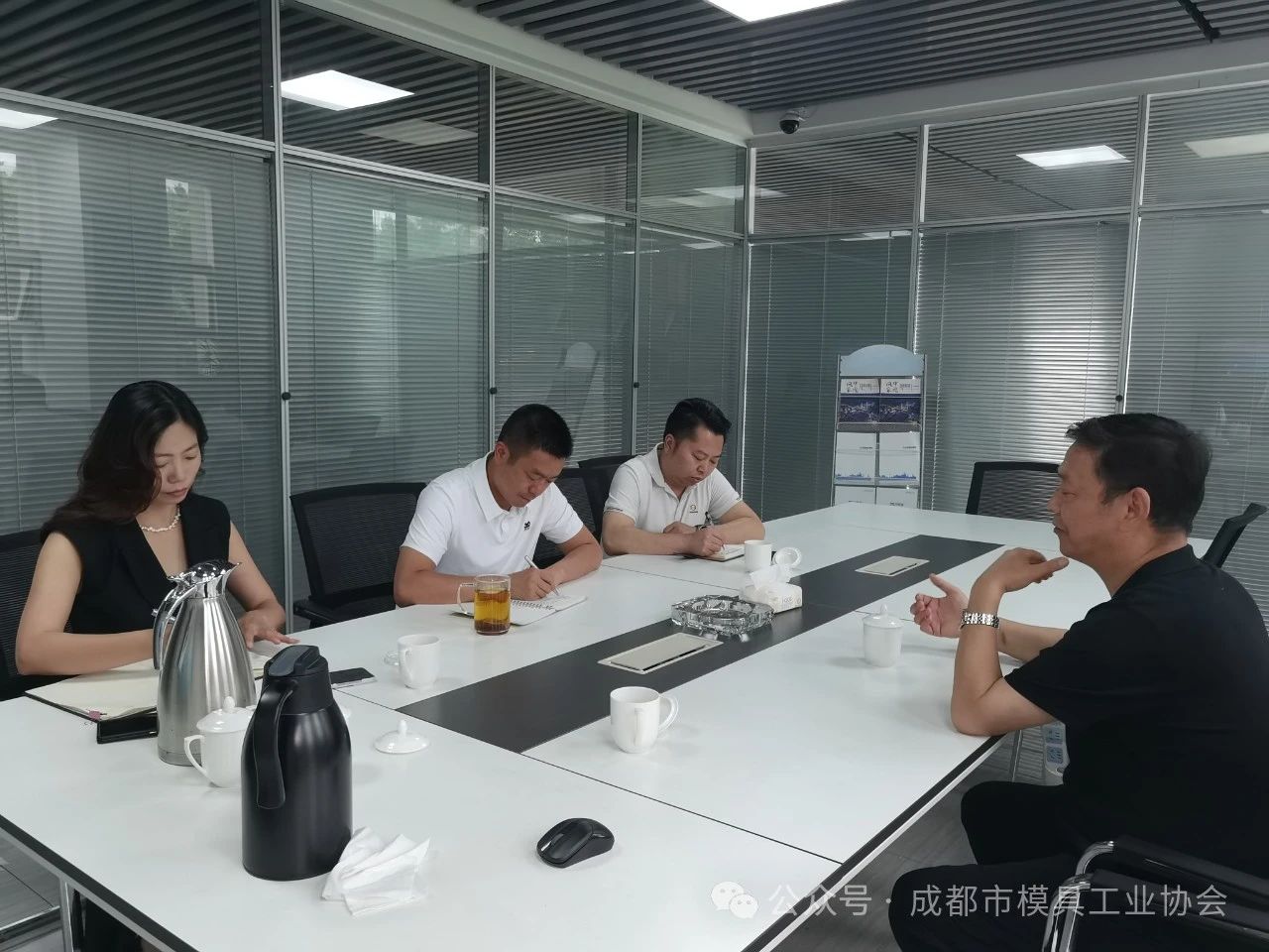 成都市模具工業(yè)協(xié)會(huì)與中鑫海集團(tuán)深化產(chǎn)業(yè)合作交流 成都市模具工業(yè)協(xié)會(huì)與中鑫海集團(tuán)深化產(chǎn)業(yè)合作交流